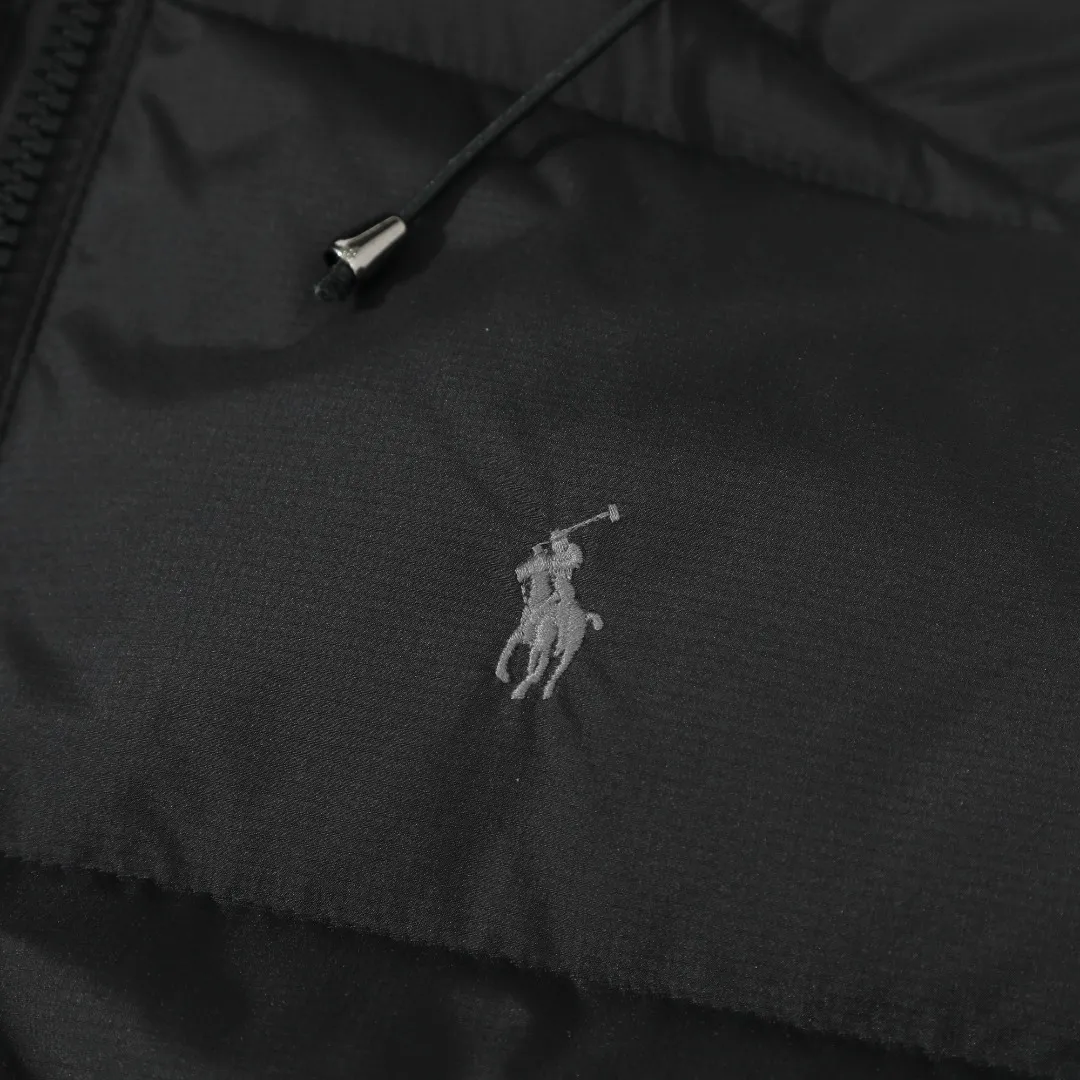 P680 #R58 Ralph Lauren/Ralph Lauren classic new down jacket jacket with detachable hood extra thick plush down jacket men's top "Thousands of stitches of electric embroidery, the logo is like a work of art" The imported Barudan embroidery machine is used to carve the classic polo logo with precision electric embroidery technology. Each letter is full and three-dimensional, with clear details, making it the "most expensive embroidered logo" on the down jacket, highlighting its extraordinary status. "75% national standard high-quality white duck down, light and heat-locking" is filled with 75% high-quality white duck down, which is light and pressure-free, but has excellent warmth retention. After compression, it can quickly rebound and become fluffy, say goodbye to bloat, embrace unburdened warmth, and face the cold winter without timidity. "Technical fabrics that protect against cold and wind and rain" · Long-lasting fluffy and non-stiffening, consistent thermal performance · 400T high-density gallbladder + pinhole retraction technology, completely say goodbye to velvet · Windproof and waterproof matte fabric with adjustable hem, easy to deal with bad weather "Five colors come together to interpret diverse styles" · White: pure first snow, fresh and versatile · Black: classic without limits, calm and atmospheric · Navy blue: low-key and elegant, suitable for both business and leisure · Sky blue: bright and healing, brightening up dull winter days · Khaki: retro and gentle, the first choice for urban wanderers "The details are authentic, the texture is everywhere" The original electroplated YK zipper is smooth and durable, the detachable hood can be worn multiple times, and the original hangtag and washable label ensure authentic quality. The same design for men and women makes it easy to control whether it is used as a couple's outfit or to create personal style, making it an indispensable fashion equipment this winter.  Color: Black, Navy, Khaki, White, Sky Blue Size: S M L